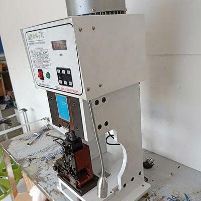Máquina de recorte de terminales de 2,0 toneladas muy silenciosa hecha en alambre de 0,1-4,5 mm2 AWG11-AWG32